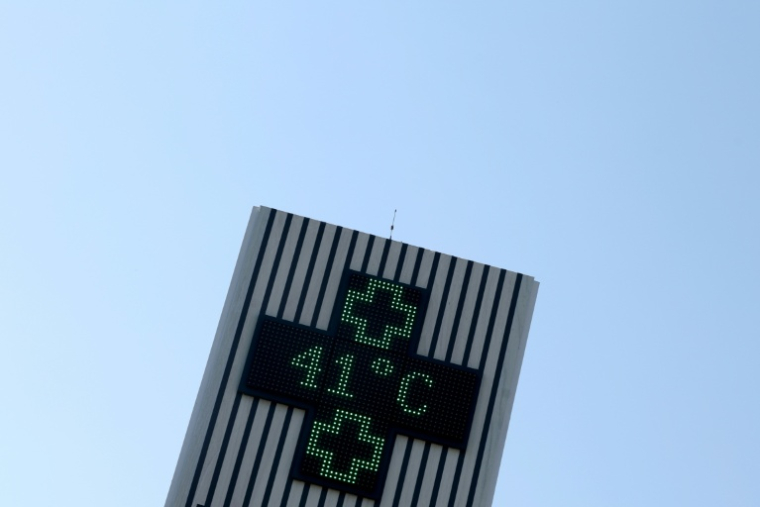 Un thermomètre de pharmacie affiche une température de 41°C à Créon, près de Bordeaux, le 17 juin 2026 en Gironde ( AFP / ROMAIN PERROCHEAU )
