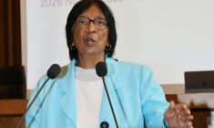 La juriste sud-africaine Navi Pillay s'adresse aux journalistes après s'être vu décerner le prix Nobel de la paix 2026, le 9 octobre 2026 dans la salle d'audience historique 600 du palais de justice de Nuremberg, en Allemagne ( AFP / Frank BOXLER )