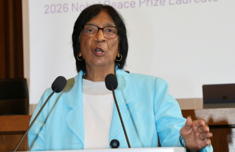 La juriste sud-africaine Navi Pillay s'adresse aux journalistes après s'être vu décerner le prix Nobel de la paix 2026, le 9 octobre 2026 dans la salle d'audience historique 600 du palais de justice de Nuremberg, en Allemagne ( AFP / Frank BOXLER )