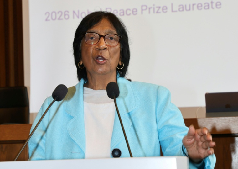 La juriste sud-africaine Navi Pillay s'adresse aux journalistes après s'être vu décerner le prix Nobel de la paix 2026, le 9 octobre 2026 dans la salle d'audience historique 600 du palais de justice de Nuremberg, en Allemagne ( AFP / Frank BOXLER )