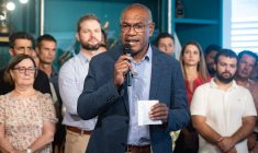 Alcide Ponga, Président du gouvernement de la Nouvelle-Calédonie, lors d'une conférence de presse à Nouméa le 13 juin 2024. ( AFP / DELPHINE MAYEUR )