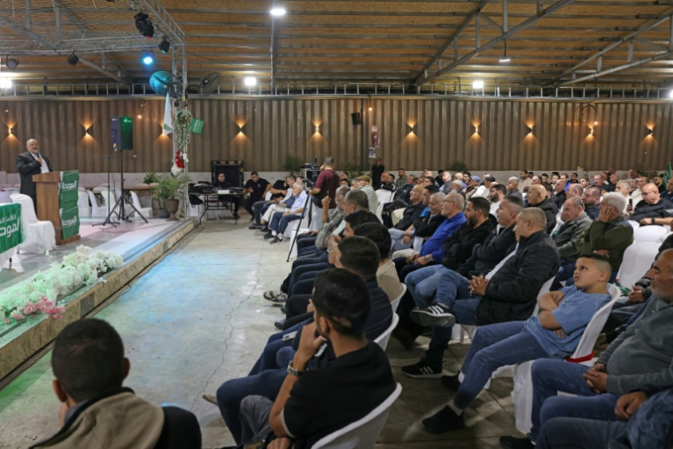 Mansour Abbas (G), à la tête de la Liste arabe unie (Raam, une formation islamiste modérée), s'exprime lors d'un meeting de campagne à Abou Gosh, près de Jérusalem, le 21 octobre 2026 ( AFP / AHMAD GHARABLI )