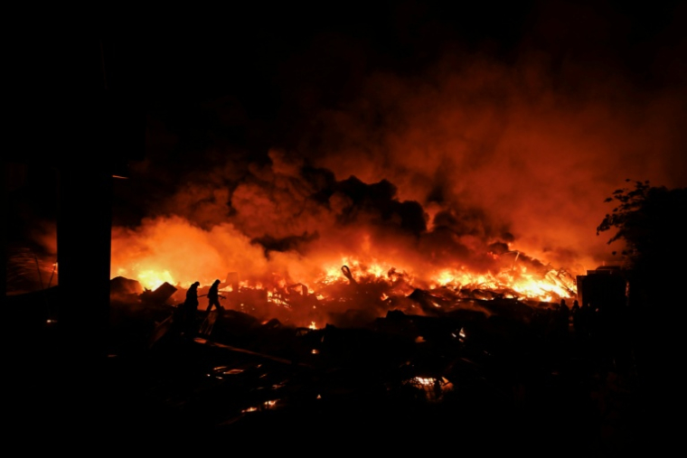 Des pompiers tentent d’éteindre un incendie après une explosion dans une zone industrielle d’Ezeiza, dans la province de Buenos Aires, en Argentine, le 15 novembre 2025. ( AFP / Luis ROBAYO )