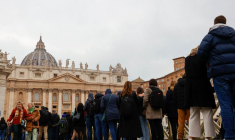 Photo des gens dans la file d'attente pour entrer dans la basilique Saint-Pierre et rendre hommage à l'ancien pape Benoît XVI
