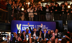 Le maire écologiste sortant de Lyon et candidat à sa réélection, Grégory Doucet (c), célèbre sa victoire au 2e tour des municipales, le 22 mars 2026 à Lyon, dans le Rhône ( AFP / JEFF PACHOUD )