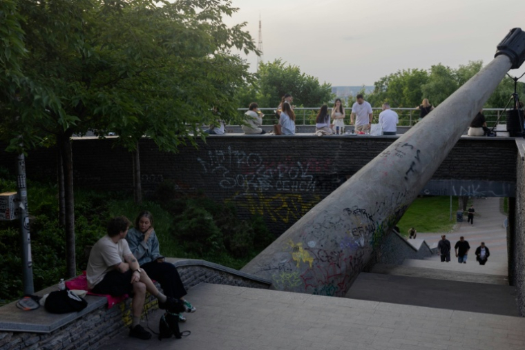 Des personnes se reposent pendant une chaude journée à Kiev le 5 juin 2026, en Ukraine ( AFP / Tetiana DZHAFAROVA )