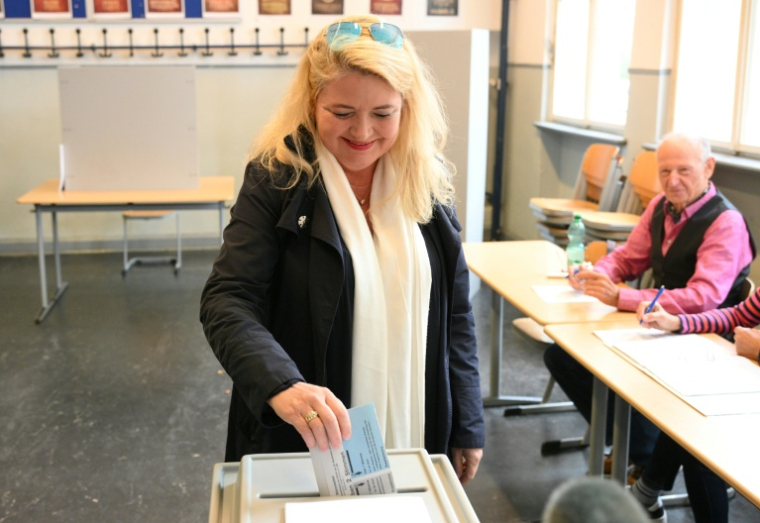 Kristin Brinker, tête de liste du parti d'extrême droite "Alternative pour l'Allemagne" (AfD), dépose son bulletin de vote dans un bureau de vote à Berlin à l'occasion des élections régionales, le 20 septembre 2026  ( AFP / RALF HIRSCHBERGER )