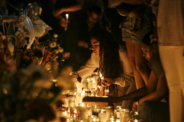 Hommages aux victimes de l'effondrement de la discothèque Jet Set à Saint-Domingue, le 12 avril 2025 devant l'établissement ( AFP / Eddy Vittini )