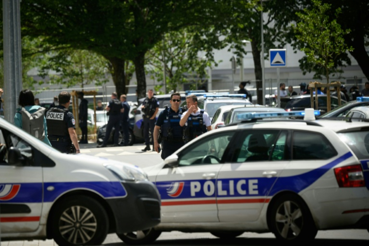 Des policiers et soldats près du lieu où un jeune homme a été abattu dans un quartier populaire de Nantes, le 4 juin 2026 en Loire-Atlantique ( AFP / Loic VENANCE )