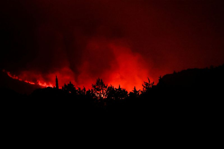Des arbres brûlent lors d'un incendie de forêt près de Narbonne, dans le sud de la France