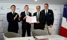 Le président français Emmanuel Macron, le directeur général d'Air France-KLM Ben Smith, le PDG du groupe ADP Philippe Pascal et le ministre des Transports Philippe Tabarot lors de la signature d'un partenariat stratégique entre Air France-KLM et ADP au salon du Bourget, pès d Paris, le 20 juin 2025  ( POOL / Benoit Tessier )