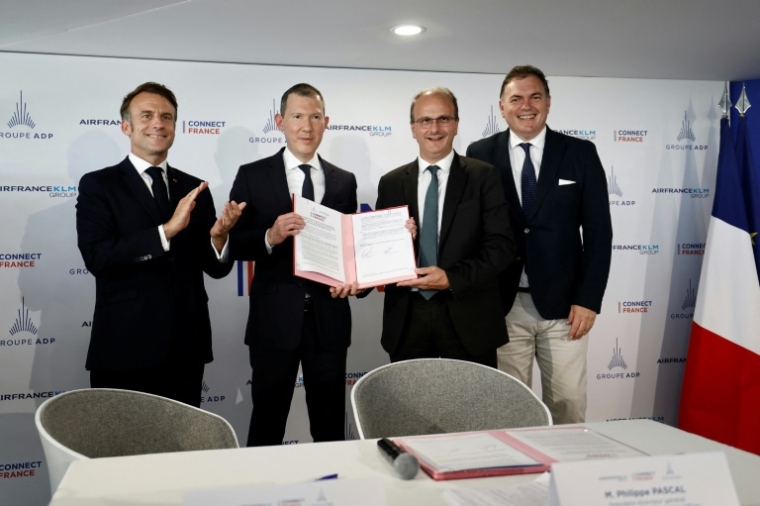 Le président français Emmanuel Macron, le directeur général d'Air France-KLM Ben Smith, le PDG du groupe ADP Philippe Pascal et le ministre des Transports Philippe Tabarot lors de la signature d'un partenariat stratégique entre Air France-KLM et ADP au salon du Bourget, pès d Paris, le 20 juin 2025  ( POOL / Benoit Tessier )