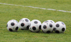 Suspendu, l’entraîneur d’un club estonien donne ses consignes depuis le toit du stade