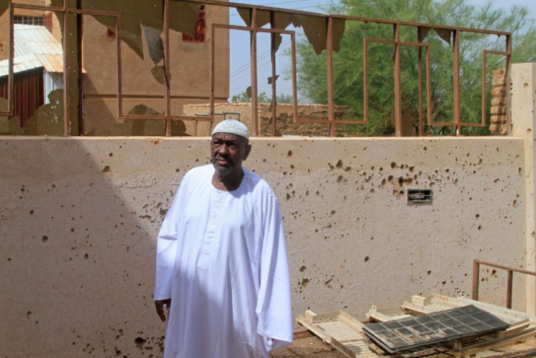 Un habitant de retour à Khartoum inspecte sa maison endommagée, le 20 septembre 2026 ( AFP / Ebrahim Hamid )