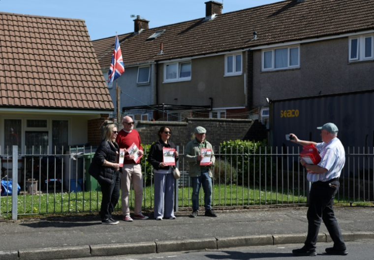 Des militants du Labour dans la banlieue de Llanrumney, près de Cardiff, au Pays de Galles, le 23 avril 2026 ( AFP / Darren Staples )
