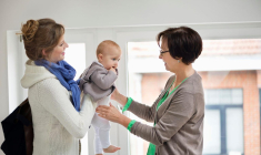Le service Pajemploi+ est désormais accessible, pour les parents employeurs, depuis l’application mobile de l’Urssaf. ( crédit photo : GettyImages )
