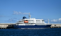 Le navire de croisière MV Hondius, touché par un foyer d'hantavirus, est amarré dans le port de Granadilla de Abona, sur l'île de Ténérife, dans les îles Canaries (Espagne), le 11 mai 2026 ( AFP / JORGE GUERRERO )