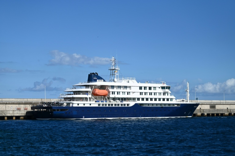 Le navire de croisière MV Hondius, touché par un foyer d'hantavirus, est amarré dans le port de Granadilla de Abona, sur l'île de Ténérife, dans les îles Canaries (Espagne), le 11 mai 2026 ( AFP / JORGE GUERRERO )