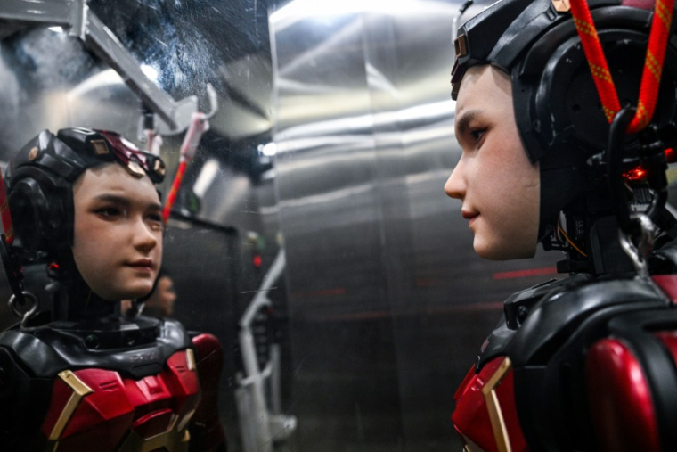 Un robot humanoïde de Digit est visible devant un miroir dans un ascenseur lors de la Conférence mondiale sur l'intelligence artificielle (WAIC) au Centre mondial des expositions et des congrès de Shanghai, le 29 juillet 2025 ( AFP / Hector RETAMAL )