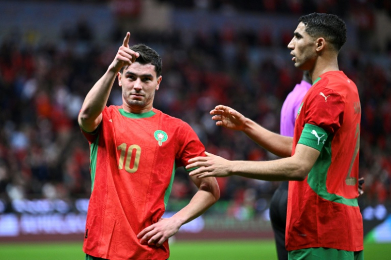 L'attaquant du Maroc Brahim Diaz (à gauche) et son  capitaine Achraf Hakimi contre la Tanzanie en 8es de finale de la Coupe d'Afrique des nations le 4 janvier 2026 à Rabat ( AFP / SEBASTIEN BOZON )