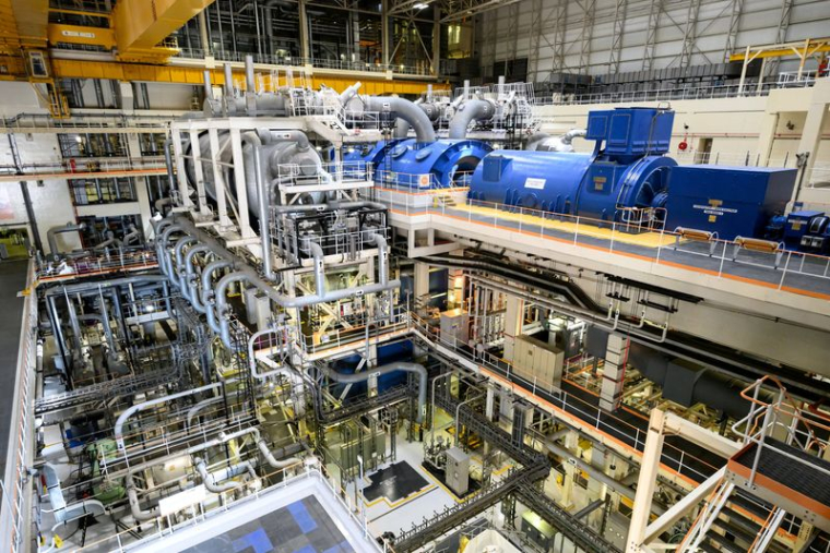 Une vue générale de la salle des turbines de la centrale nucléaire de Sizewell B
