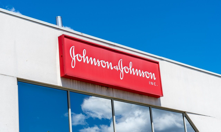 Le logo de Johnson & Johnson sur un batiment. (crédit photo : Adobe Stock /  )