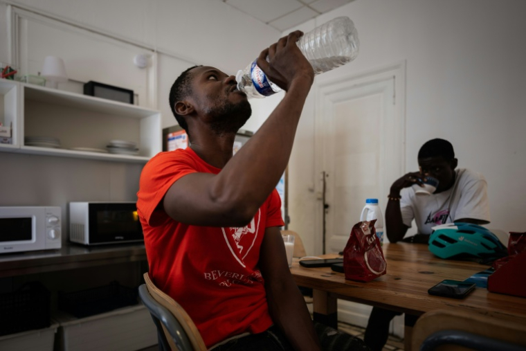 Un livreur boit pendant une vague de chaleur estivale à la Maison des livreurs, un espace de repos pour les coursiers de plateformes, à Bordeaux, le 7 juillet 2026 ( AFP / Philippe LOPEZ )