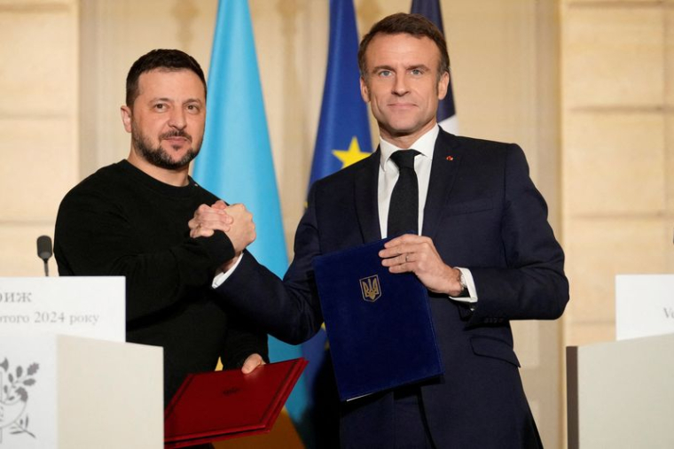 Le président français Emmanuel Macron et le président ukrainien Volodimir Zelensky au palais de l'Élysée à Paris