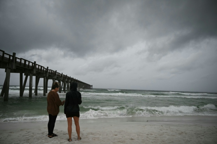 Des personnes observent les vagues à l'approche de l'arrivée de l'ouragan Isaias à Pensacola Beach, en Floride aux Etats-Unis, le 9 octobre 2026 ( AFP / RONALDO SCHEMIDT )