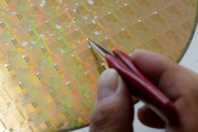 STMICROELECTRONICS PRÉVOIT UN REPLI DE SES REVENUS AU 1ER TRIMESTRE