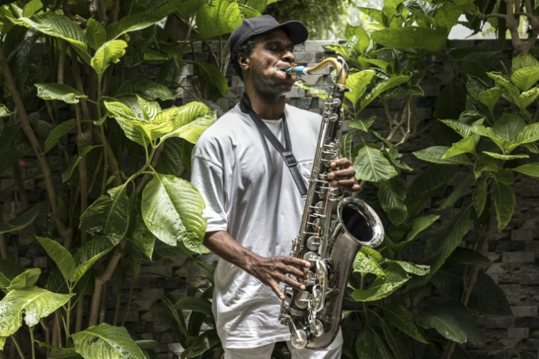 Wilfried Zinsou, tromboniste et saxophoniste du groupe Orchestra Baobab, à Dakar, le 29 septembre 2026 au Sénégal ( AFP / PATRICK MEINHARDT )
