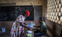 Une électrice camerounaise dans un bureau de vote à Yaoundé, le 12 octobre 2025 ( AFP / MARCO LONGARI )
