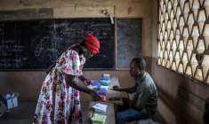 Une électrice camerounaise dans un bureau de vote à Yaoundé, le 12 octobre 2025 ( AFP / MARCO LONGARI )