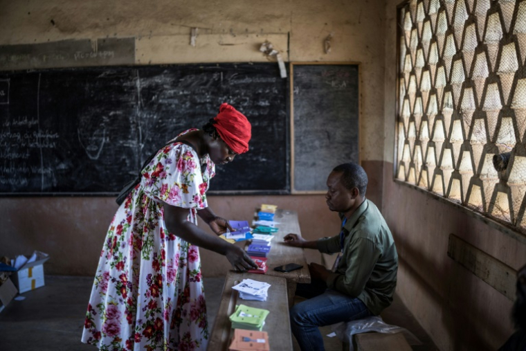 Une électrice camerounaise dans un bureau de vote à Yaoundé, le 12 octobre 2025 ( AFP / MARCO LONGARI )