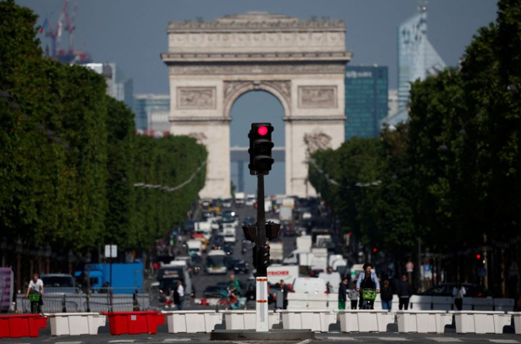 Un feu au rouge aux Champs-Élysées à Paris