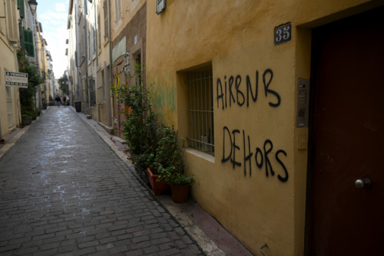Un graffiti "Airbnb dehors", dans le quartier du Panier, une zone touristique de Marseille, le 10 novembre 2023. ( AFP / NICOLAS TUCAT )