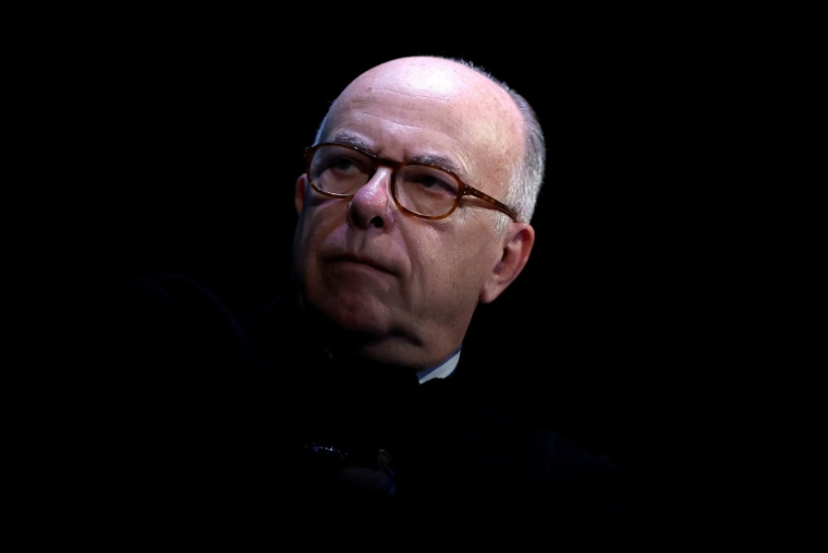 L'ancien Premier ministre socialiste Bernard Cazeneuve à Paris lors d'un débat au théâtre de la Cité internationale le 11 avril 2026 ( AFP / Ian LANGSDON )