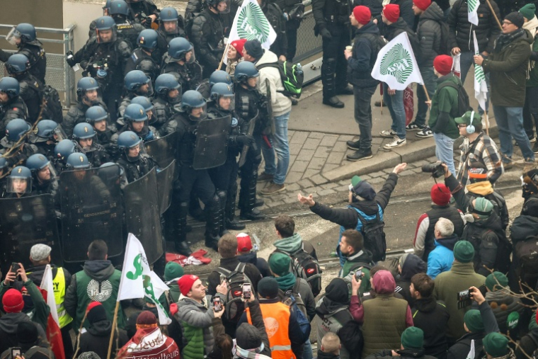Des agriculteurs manifestent devant le Parlement européen contre l'accord de libre-échange entre l'UE et les pays du Mercosur le 20 janvier 2026 à Strasbourg ( AFP / FREDERICK FLORIN )