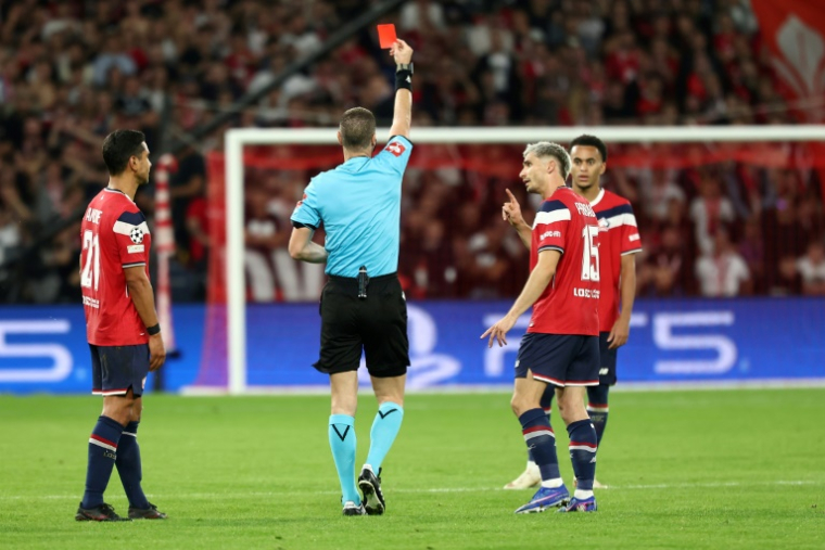 L'arbitre Georgi Kabakov donne un carton rouge au Lillois Ethan Mbappé (à droite) lors du match de C1 contre le Bétis Séville dans le stade Pierre Mauroy de Villeneuve d'Ascq le 8 septembre 2026 en France ( AFP / Sameer AL-DOUMY )