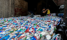 Un ouvrier égyptien conditionne du plastique destiné à être recyclé dans une usine de la "ville des déchets, dans le quartier de Manshiyet Nasser, au Caire le 6 juillet 2026.  ( AFP / Khaled DESOUKI )