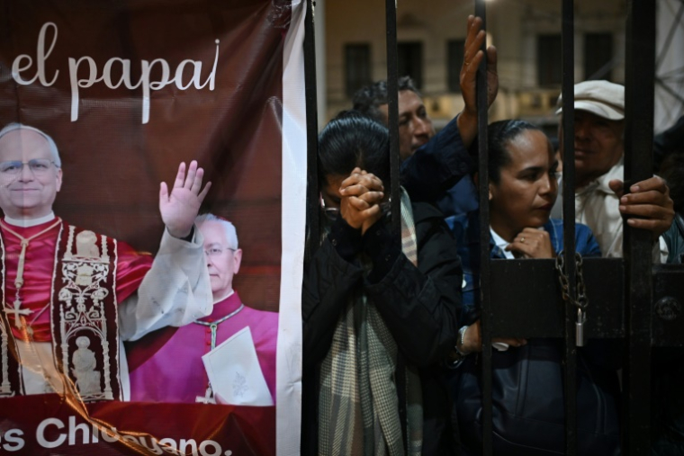 Des fidèles prient lors d'une messe hommage au pape Léon XIV dans son ancien diocèse péruvien de Chiclayo le 10 mai 2025 ( AFP / ERNESTO BENAVIDES )