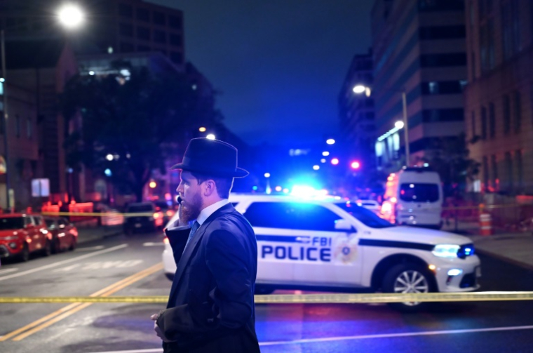 Devant le Musée juif de Washington (États-Unis) après la fusillade qui a fait deux morts le 21 mai 2025 ( AFP / Alex WROBLEWSKI )