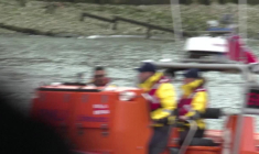 Londres: le prince William pilote un canot de sauvetage sur la Tamise