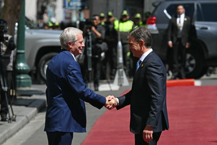 Le président bolivien Rodrigo Paz (à droite) accueille son homologue chilien José Antonio Kast, le 16 octobre 2026 au Palais présidentiel de La Paz ( AFP / AIZAR RALDES )