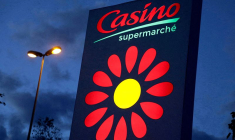 Un logo Casino devant un supermarché à Cannes