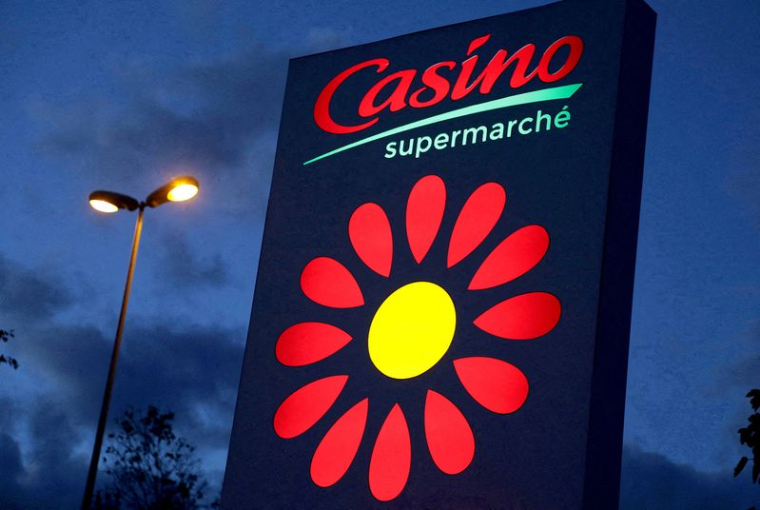 Un logo Casino devant un supermarché à Cannes