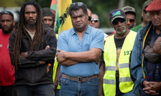 Le président du mouvement indépendantiste calédonien du Front de libération nationale kanak et socialiste (FLNKS) Christian Tein (C) lors d'un congrès extraordinaire à Ponérihouen, sur la côte Est de la Grande Terre, en Nouvelle-Calédonie, le 6 décembre 2025 ( AFP / Delphine MAYEUR )