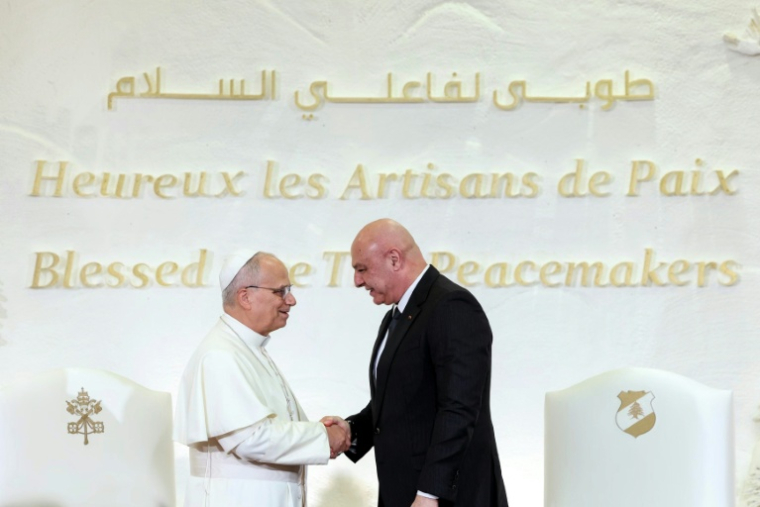 Cette photo fournie par la présidence libanaise montre le pape Léon XIV (G) serrant la main du président libanais Joseph Aoun au palais présidentiel de Baabda, le 30 novembre 2025 ( Lebanese Presidency / - )