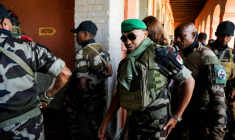 Le colonel malgache Michaël Randrianirina (au centre, béret vert), investi président de Madagascar vendredi, à Antananarivo le 16 octobre 2025 ( AFP / Mamyrael )