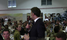 Dîner de Noël: Emmanuel Macron à table avec les troupes françaises aux Emirats arabes unis